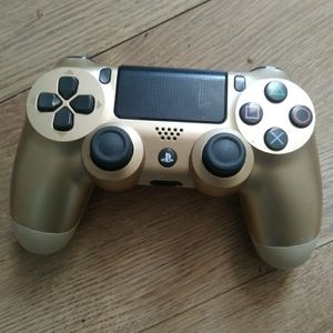 PLAYSTATION 4 CONTROLLER